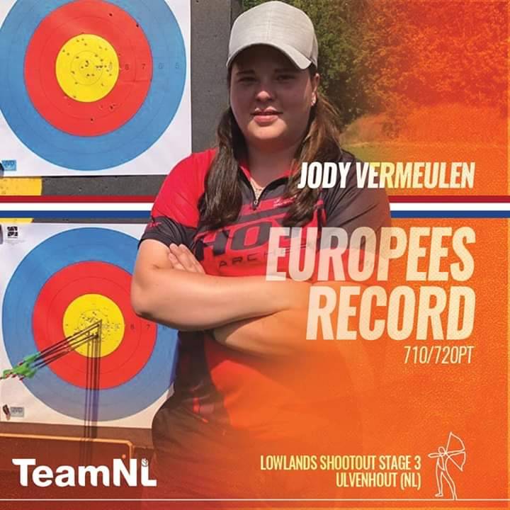 Jody Vermeulen staat voor doel met pijlen.