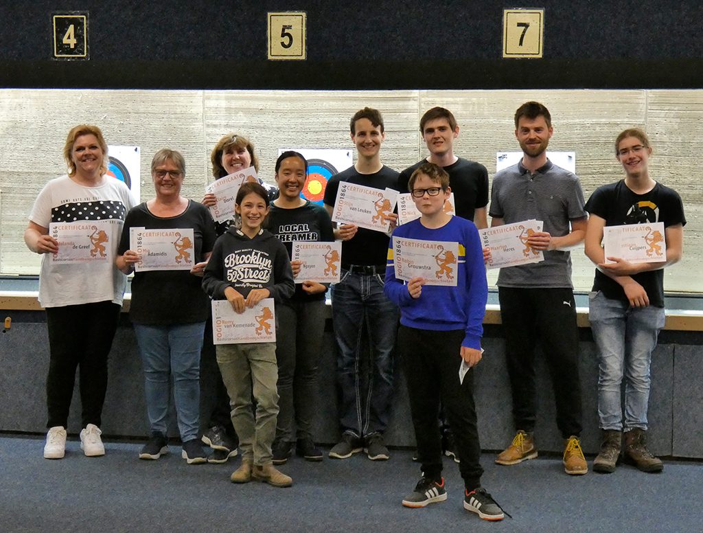 Groepsfoto van deelnemers met behaald certificaat in de hand
